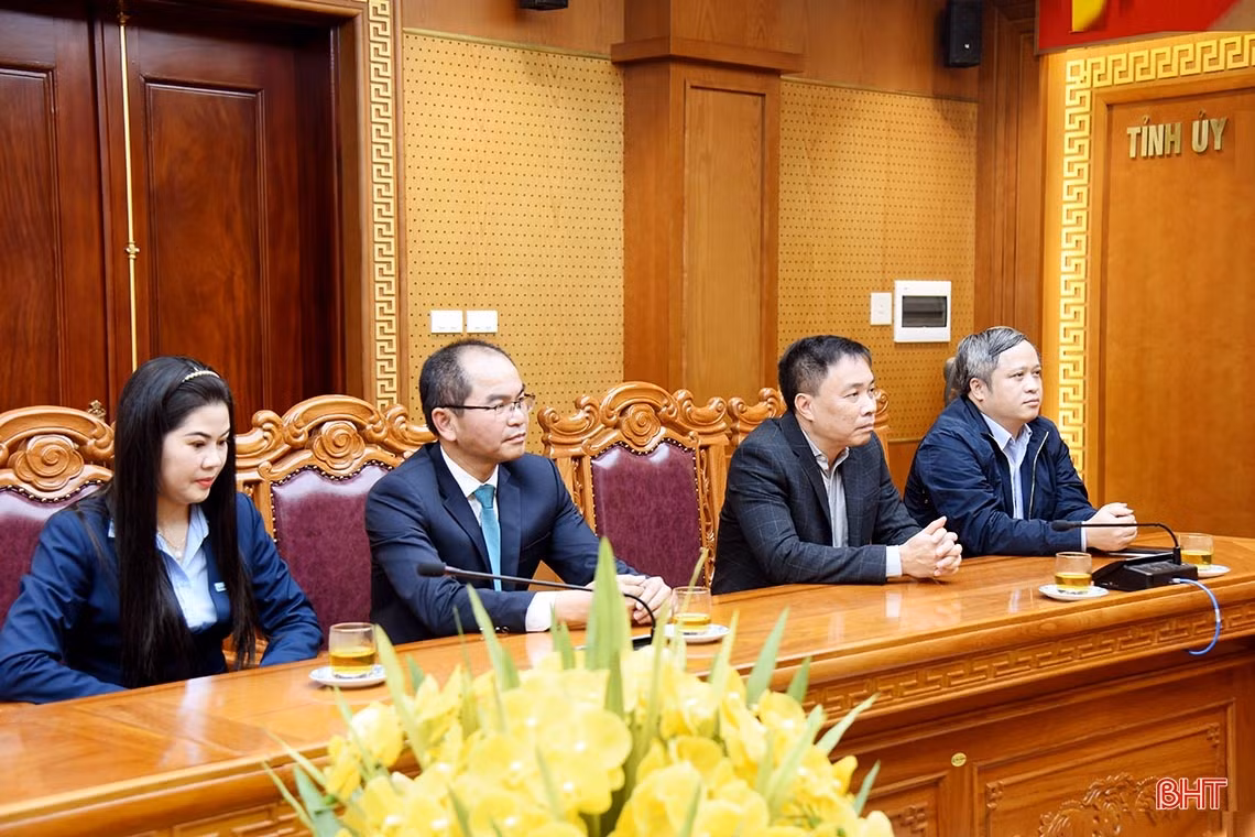 Lãnh đạo tỉnh Hà Tĩnh tiếp nhận 2 tỷ đồng hỗ trợ an sinh xã hội từ BIDV, Vietcombank, VietinBank