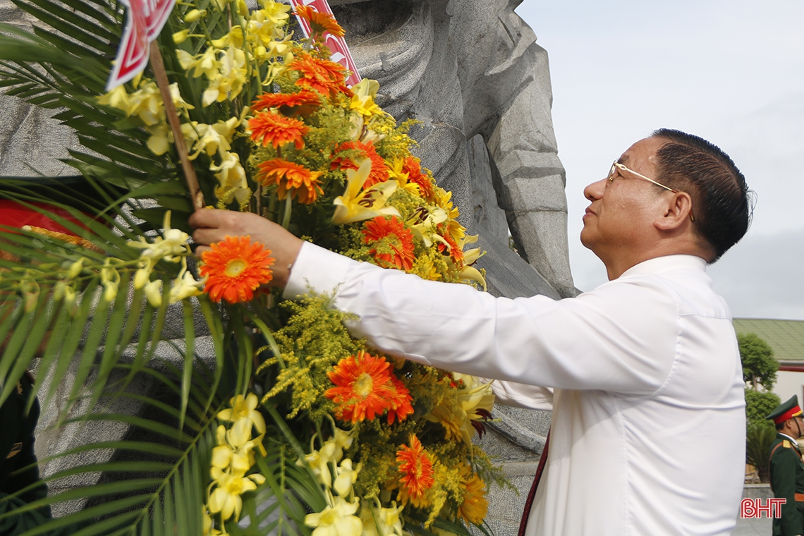 Lãnh đạo Hà Tĩnh dâng hương nhân kỷ niệm 90 năm Xô viết Nghệ Tĩnh
