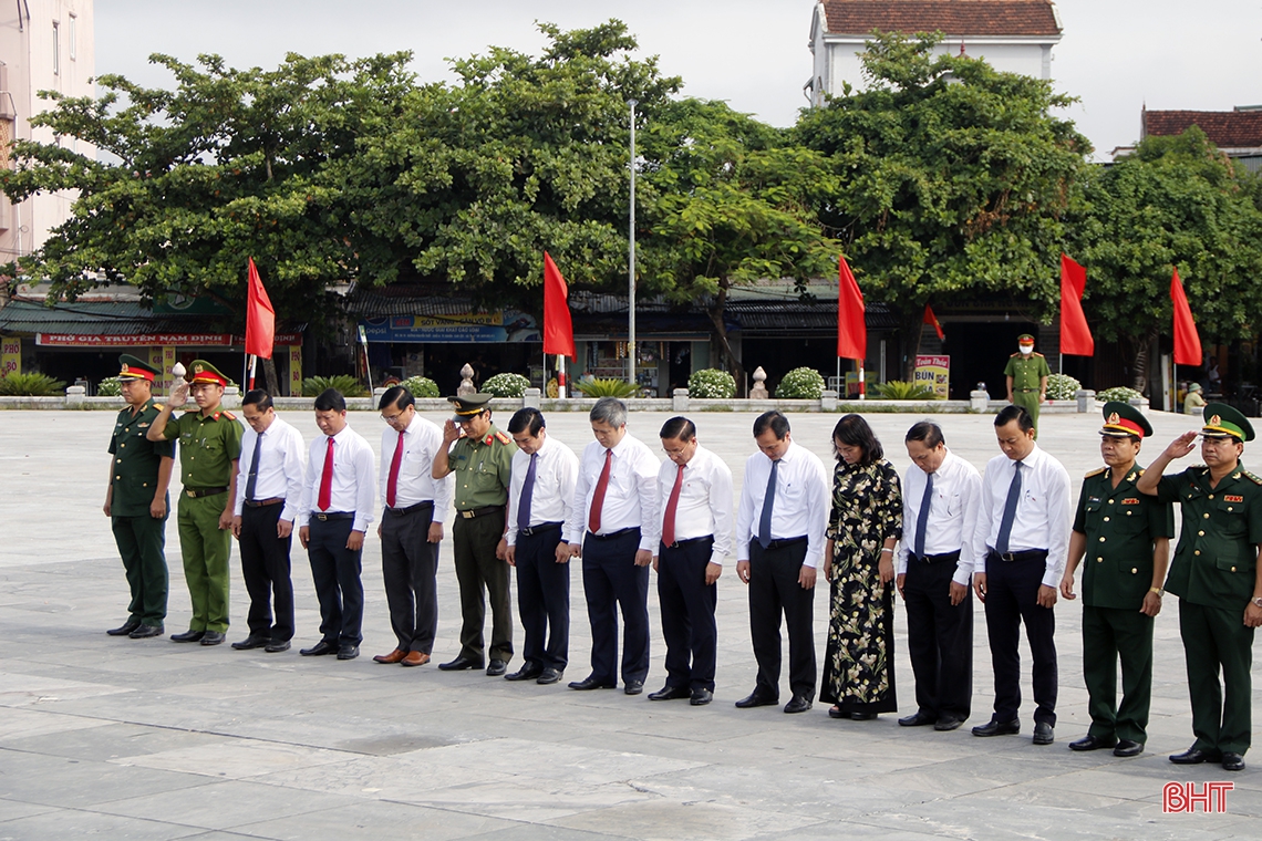 Lãnh đạo Hà Tĩnh dâng hương nhân kỷ niệm 90 năm Xô viết Nghệ Tĩnh