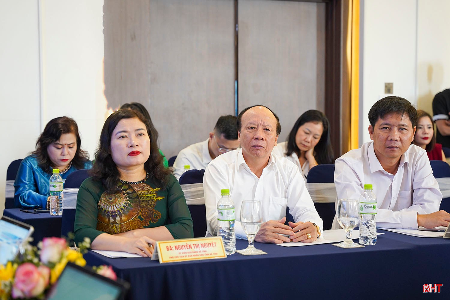 Phó Chủ tịch UBND tỉnh Hà Tĩnh Nguyễn Thị Nguyệt và các đại biểu tham dự hội nghị.