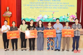 Trao nhà tình nghĩa và mô hình sinh kế cho hộ nghèo ở Đức Thọ