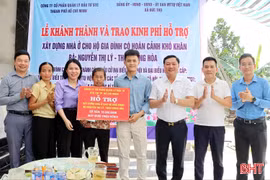 Bàn giao 2 nhà tình nghĩa cho hộ nghèo ở xã Đức Thọ