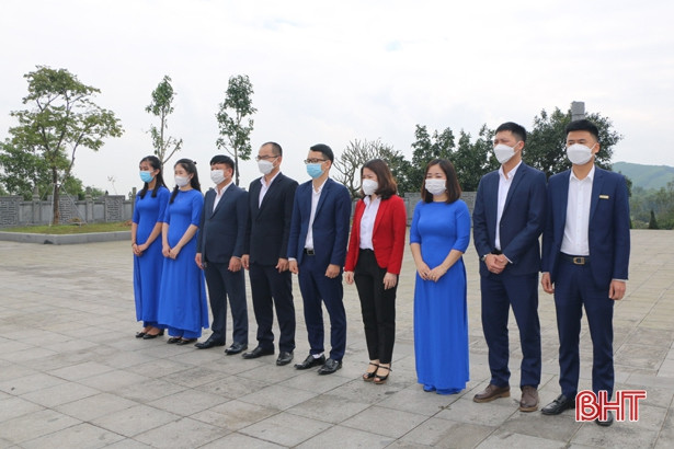 BIDV Hà Tĩnh trồng cây lưu niệm tại khu mộ cố Tổng Bí thư Hà Huy Tập