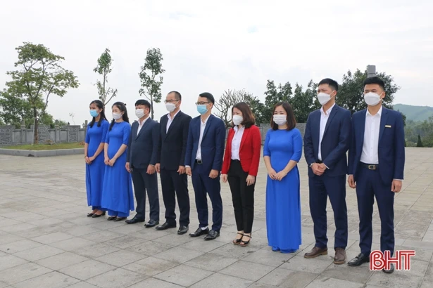 BIDV Hà Tĩnh trồng cây lưu niệm tại khu mộ cố Tổng Bí thư Hà Huy Tập