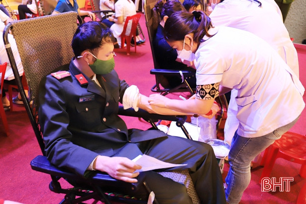 Thu về 305 đơn vị máu từ ngày hội “Giọt máu hồng tình nguyện” ở Nghi Xuân