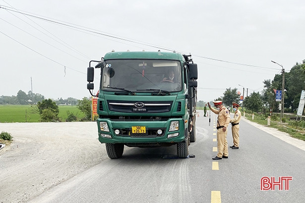Xử phạt 70 triệu đồng 5 chủ phương tiện vi phạm quá tải, chở vật liệu rơi vãi