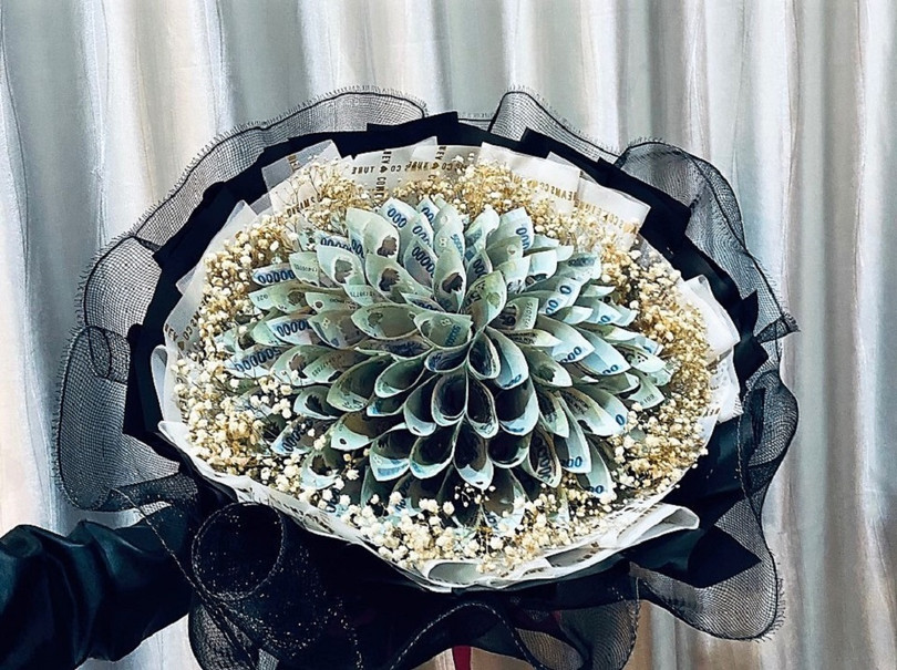 Chơi lớn, thanh niên Nghệ An tặng mẹ bó hoa kết từ 100 triệu đồng làm quà 8/3