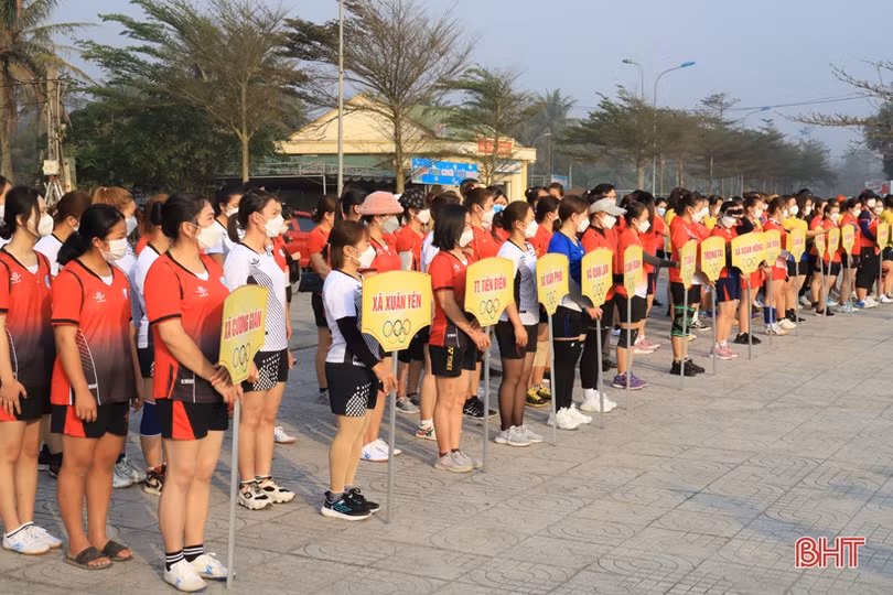 17 đội tranh tài Giải Bóng chuyền nữ huyện Nghi Xuân