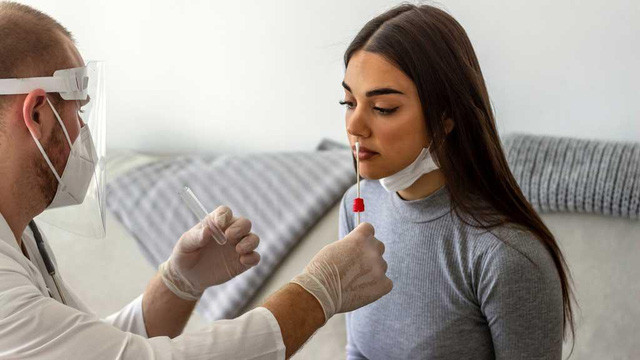 Đau rát họng nghi do mắc COVID-19 cần phải làm gì?
