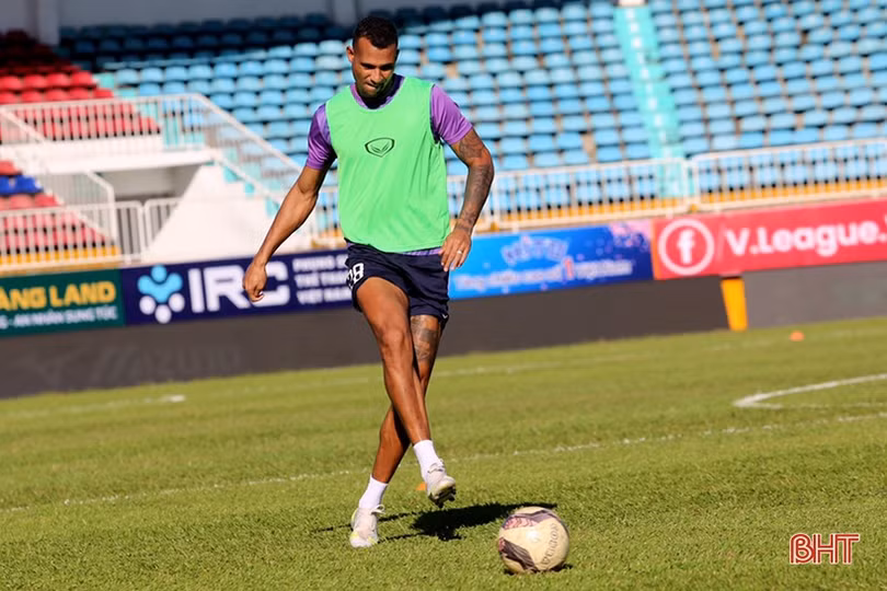 Cầu thủ Hồng Lĩnh Hà Tĩnh làm quen sân Pleiku, chuẩn bị cho lượt trận vòng 2 V.League 2022