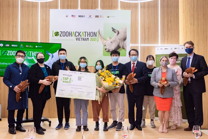 Đội Việt Nam đoạt giải nhất toàn cầu giải pháp công nghệ bảo vệ động vật