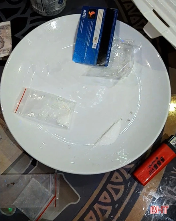 6 nam, 5 nữ mở “tiệc” ma túy tại một nhà hàng ở Hà Tĩnh