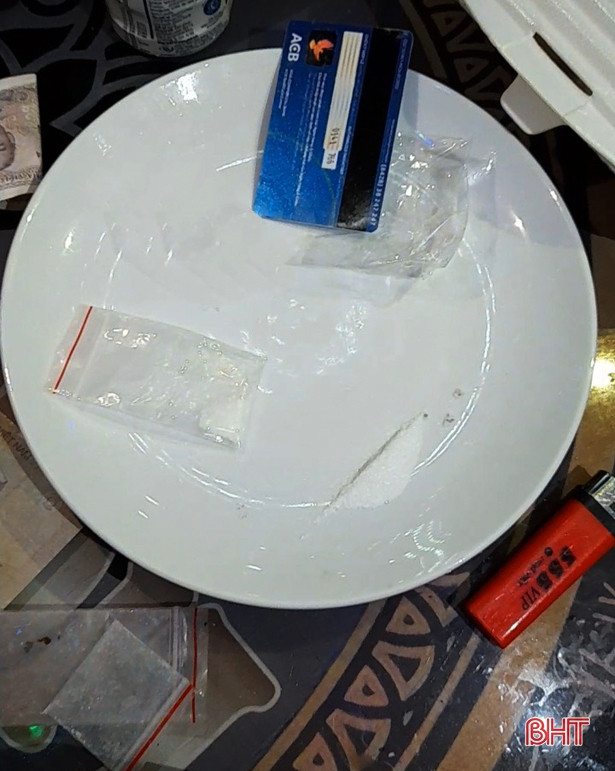 6 nam, 5 nữ mở “tiệc” ma túy tại một nhà hàng ở Hà Tĩnh