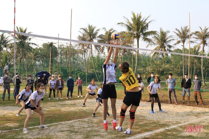 17 đội tranh tài Giải Bóng chuyền nữ huyện Nghi Xuân