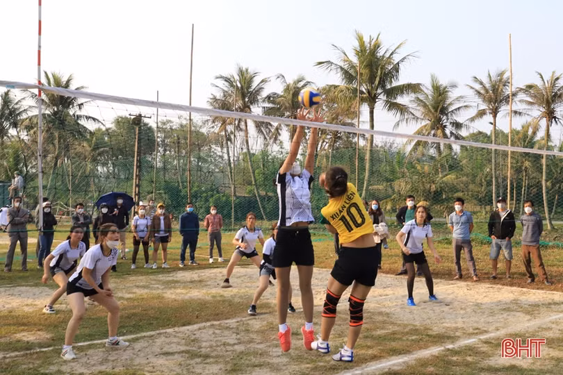 17 đội tranh tài Giải Bóng chuyền nữ huyện Nghi Xuân