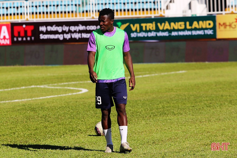 Cầu thủ Hồng Lĩnh Hà Tĩnh làm quen sân Pleiku, chuẩn bị cho lượt trận vòng 2 V.League 2022