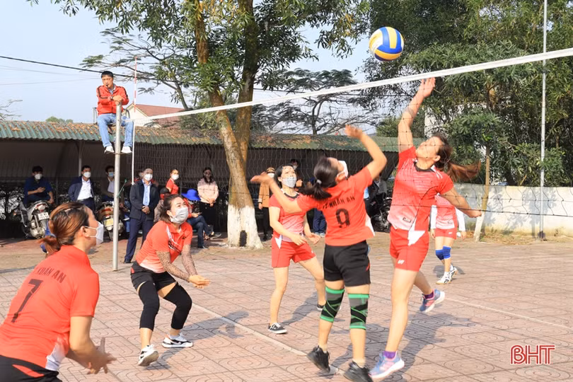 17 đội tranh tài Giải Bóng chuyền nữ huyện Nghi Xuân