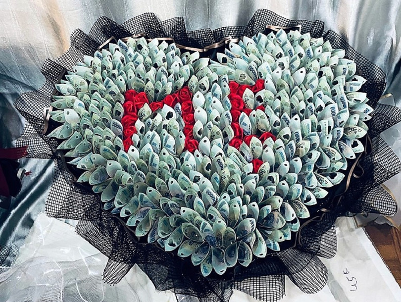 Chơi lớn, thanh niên Nghệ An tặng mẹ bó hoa kết từ 100 triệu đồng làm quà 8/3