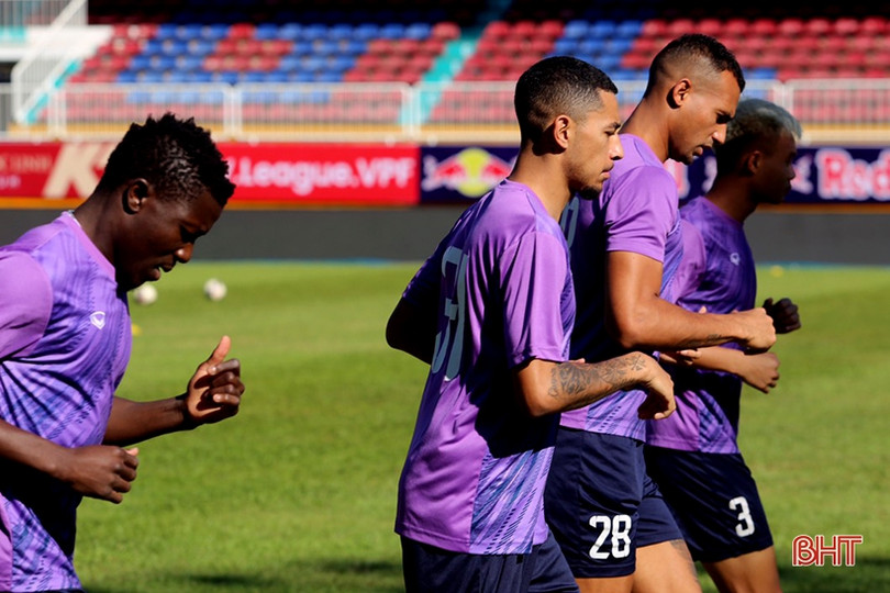 Cầu thủ Hồng Lĩnh Hà Tĩnh làm quen sân Pleiku, chuẩn bị cho lượt trận vòng 2 V.League 2022