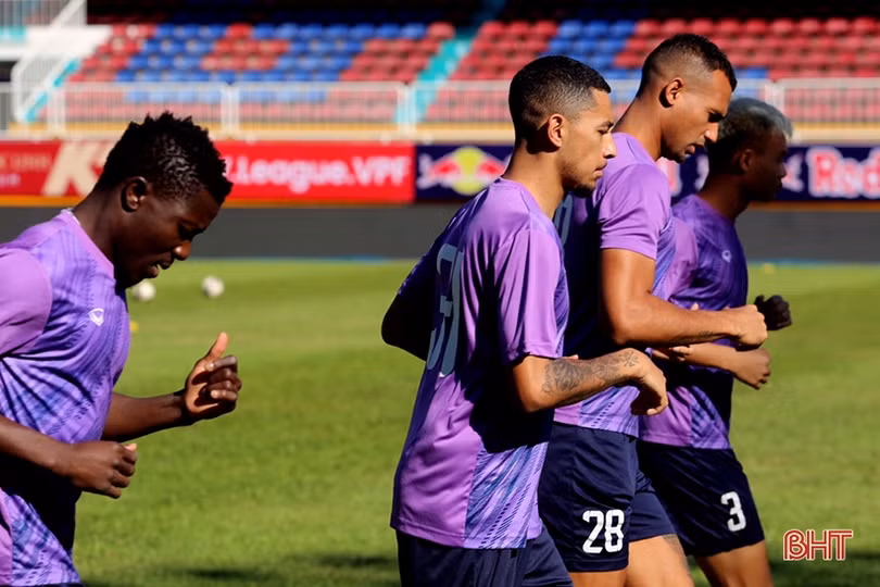 Cầu thủ Hồng Lĩnh Hà Tĩnh làm quen sân Pleiku, chuẩn bị cho lượt trận vòng 2 V.League 2022