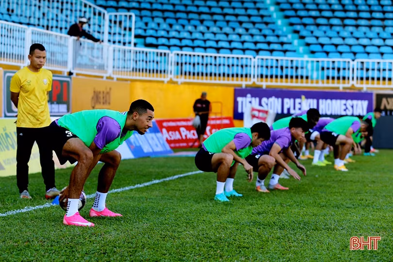 Cầu thủ Hồng Lĩnh Hà Tĩnh làm quen sân Pleiku, chuẩn bị cho lượt trận vòng 2 V.League 2022