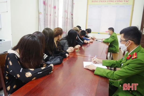 6 nam, 5 nữ mở “tiệc” ma túy tại một nhà hàng ở Hà Tĩnh