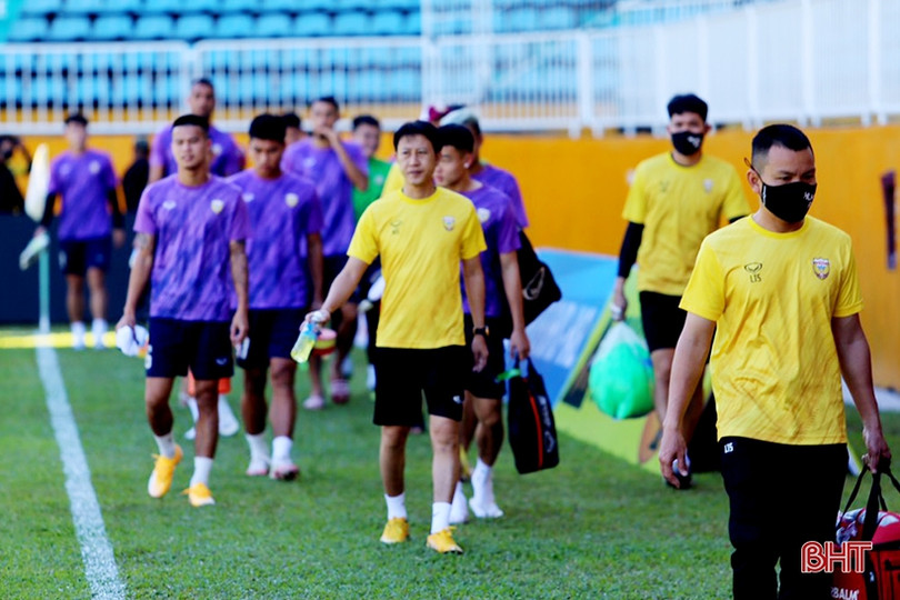 Cầu thủ Hồng Lĩnh Hà Tĩnh làm quen sân Pleiku, chuẩn bị cho lượt trận vòng 2 V.League 2022