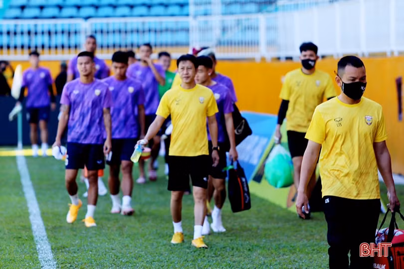 Cầu thủ Hồng Lĩnh Hà Tĩnh làm quen sân Pleiku, chuẩn bị cho lượt trận vòng 2 V.League 2022