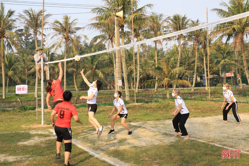 17 đội tranh tài Giải Bóng chuyền nữ huyện Nghi Xuân