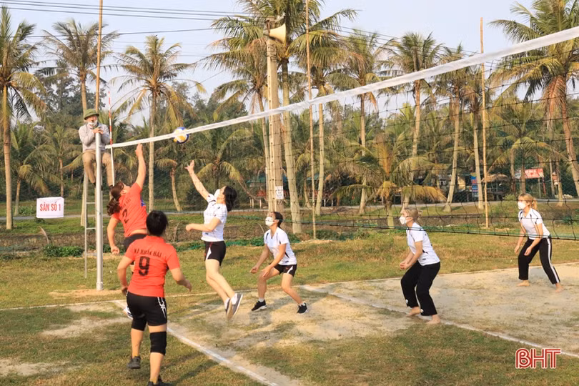 17 đội tranh tài Giải Bóng chuyền nữ huyện Nghi Xuân