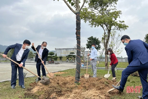 BIDV Hà Tĩnh trồng cây lưu niệm tại khu mộ cố Tổng Bí thư Hà Huy Tập