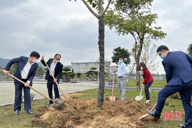BIDV Hà Tĩnh trồng cây lưu niệm tại khu mộ cố Tổng Bí thư Hà Huy Tập