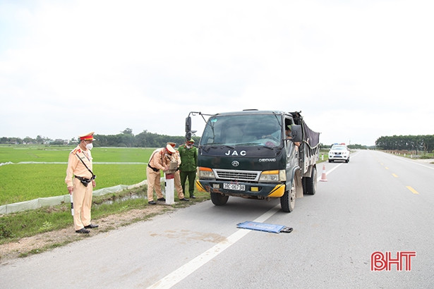 Xử phạt 70 triệu đồng 5 chủ phương tiện vi phạm quá tải, chở vật liệu rơi vãi