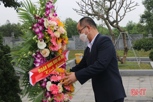 BIDV Hà Tĩnh trồng cây lưu niệm tại khu mộ cố Tổng Bí thư Hà Huy Tập
