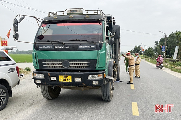 Xử phạt 70 triệu đồng 5 chủ phương tiện vi phạm quá tải, chở vật liệu rơi vãi