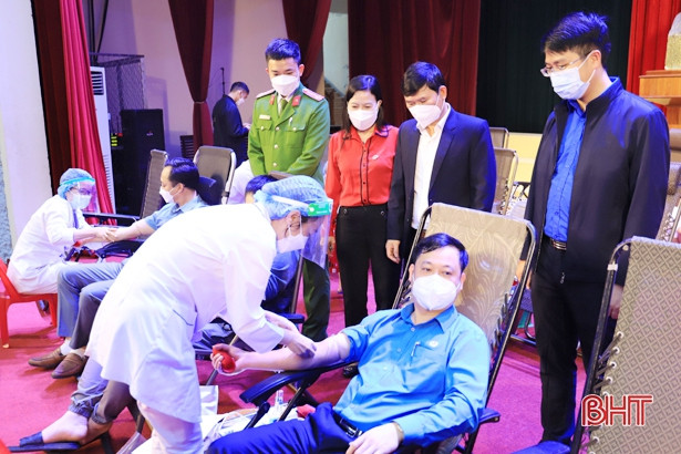 Thu về 305 đơn vị máu từ ngày hội “Giọt máu hồng tình nguyện” ở Nghi Xuân