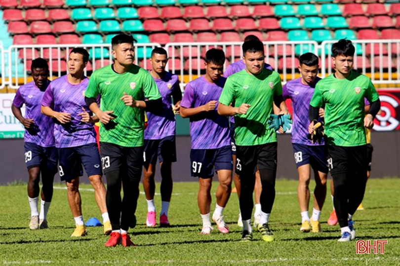 Cầu thủ Hồng Lĩnh Hà Tĩnh làm quen sân Pleiku, chuẩn bị cho lượt trận vòng 2 V.League 2022