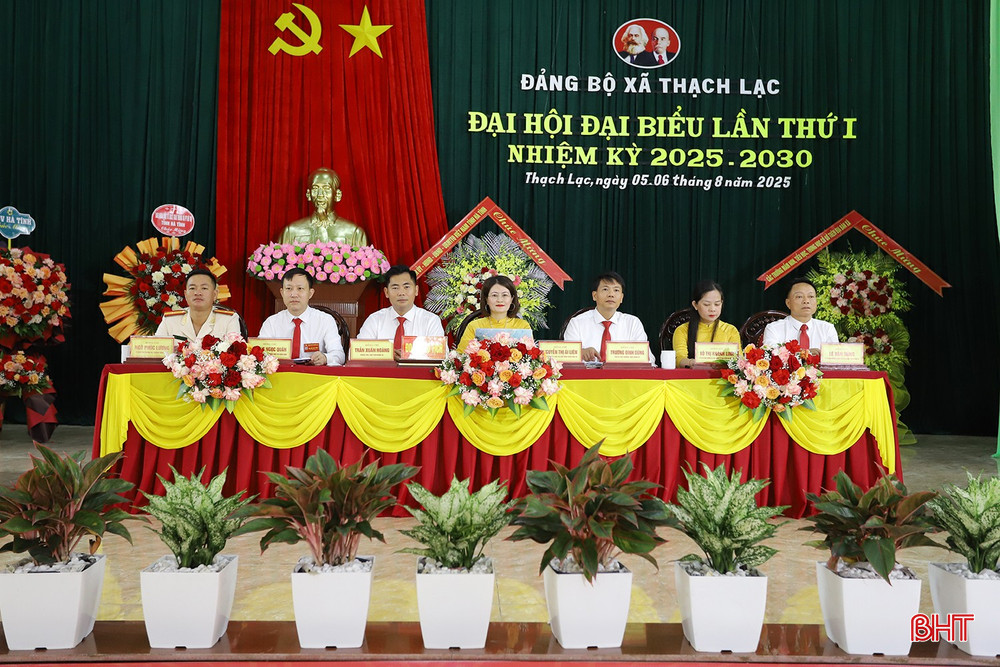 Đoàn chủ tịch điều hành đại hội. bqbht_br_dai-hoi-xa-thach-lac-1.jpg
