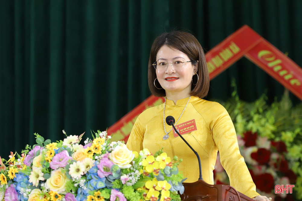 Bí thư Đảng ủy - Chủ tịch HĐND xã Thạch Lạc Nguyễn Thị Ái Liên trình bày dự thảo báo cáo chính trị. bqbht_br_dai-hoi-xa-thach-lac-01a.jpg