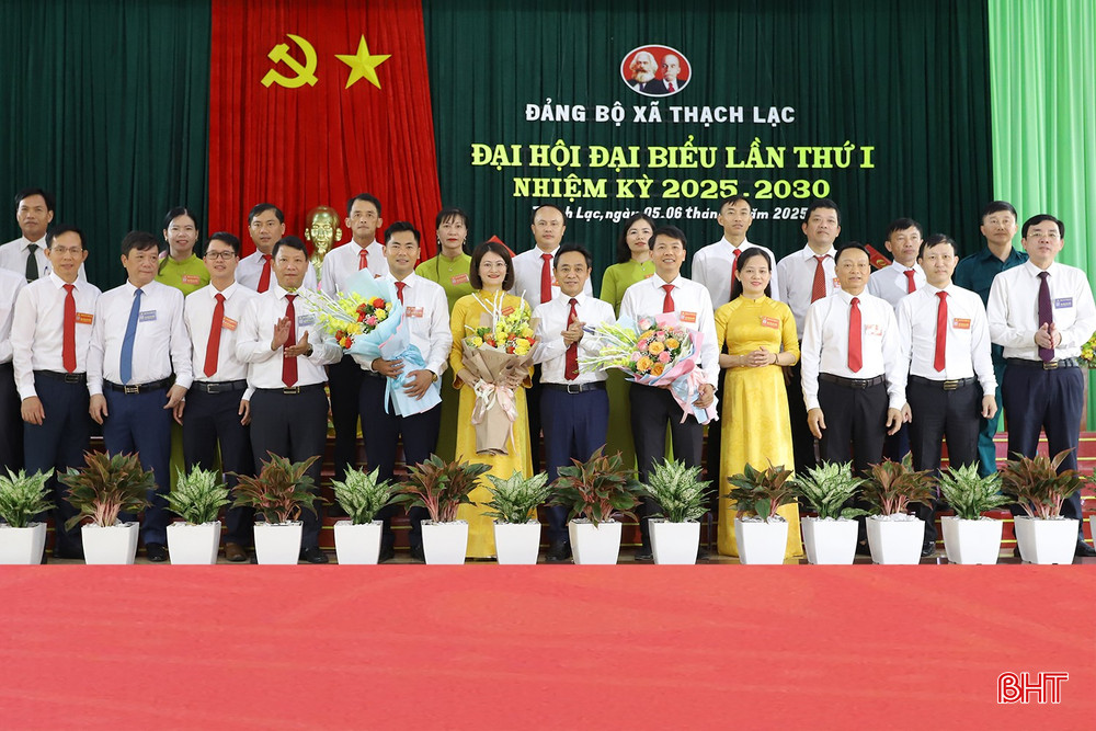Phó Bí thư Thường trực Tỉnh ủy Trần Thế Dũng và lãnh đạo các ban, sở, ngành tặng hoa chúc mừng Ban Chấp hành Đảng bộ xã Thạch Lạc nhiệm kỳ mới. bqbht_br_dai-hoi-xa-thach-lac-09.jpg