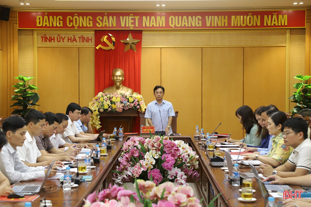 Phó Bí thư Thường trực Tỉnh ủy Trần Thế Dũng chủ trì hội nghị duyệt Đại hội Đảng bộ xã Đồng Tiến. bqbht_br_duyet-dai-hoi-01.jpg