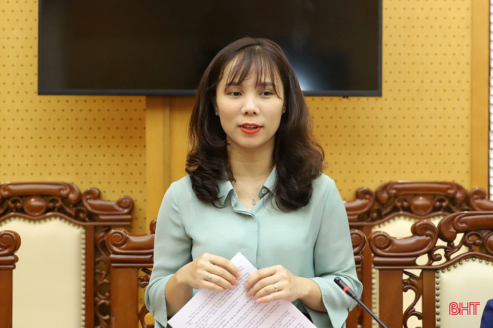 Bí thư Đảng ủy, Chủ tịch HĐND xã Đồng Tiến Nguyễn Thị Như Ngọc trình bày dự thảo báo cáo chính trị. bqbht_br_duyet-dai-hoi-1.jpg