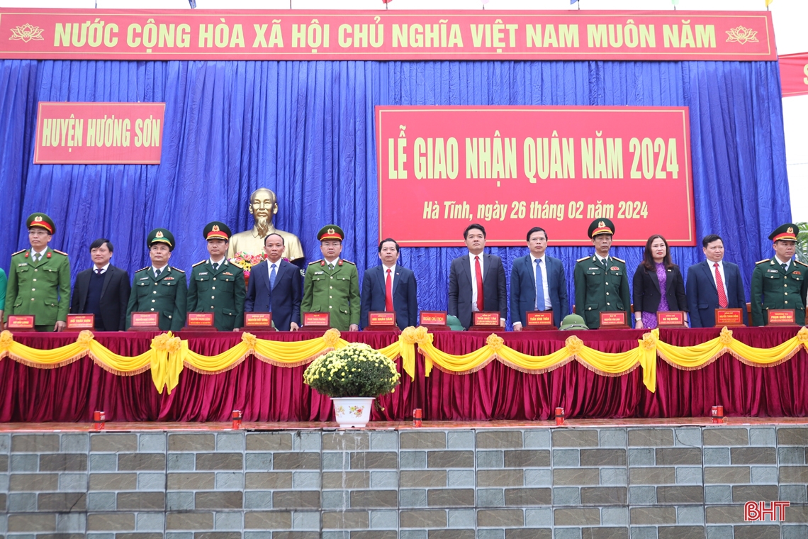 Lãnh đạo Hà Tĩnh, Bộ Quốc phòng dự lễ giao nhận quân tại các địa phương