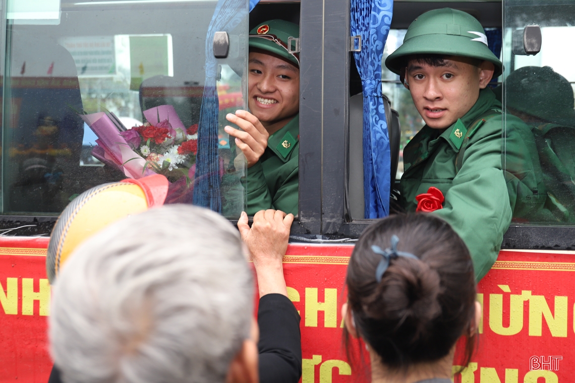 Lãnh đạo Hà Tĩnh, Bộ Quốc phòng dự lễ giao nhận quân tại các địa phương