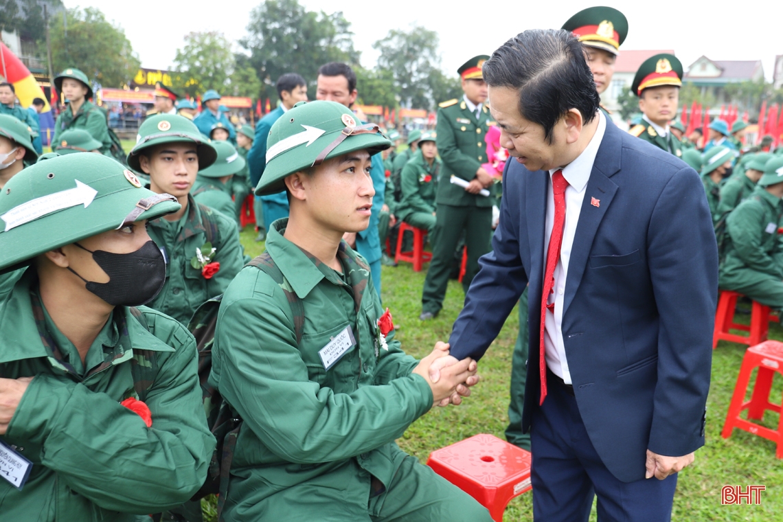 Lãnh đạo Hà Tĩnh, Bộ Quốc phòng dự lễ giao nhận quân tại các địa phương