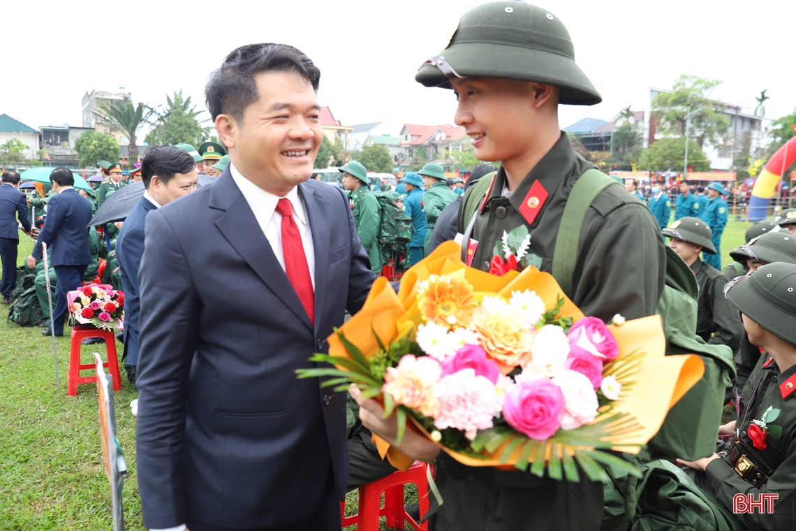 Lãnh đạo Hà Tĩnh, Bộ Quốc phòng dự lễ giao nhận quân tại các địa phương