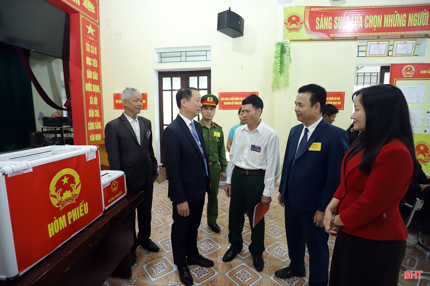 bqbht_br_chu-tich-kiem-tra-bo-phieu-2a.jpg