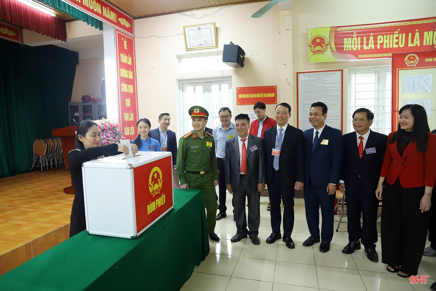 bqbht_br_chu-tich-kiem-tra-bo-phieu-5.jpg