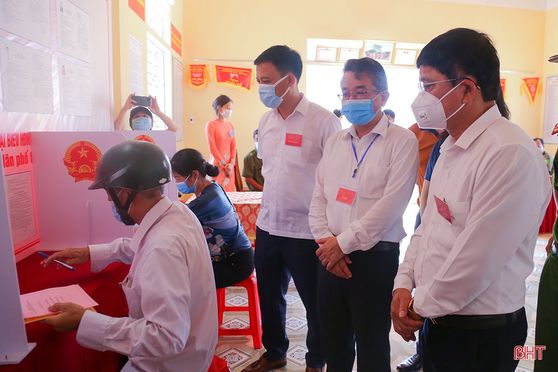 Lãnh đạo Hà Tĩnh kiểm tra công tác bầu cử, động viên cử tri tại các khu vực bỏ phiếu