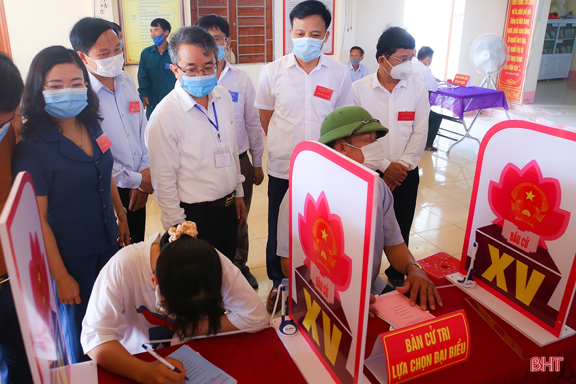 Lãnh đạo Hà Tĩnh kiểm tra công tác bầu cử, động viên cử tri tại các khu vực bỏ phiếu